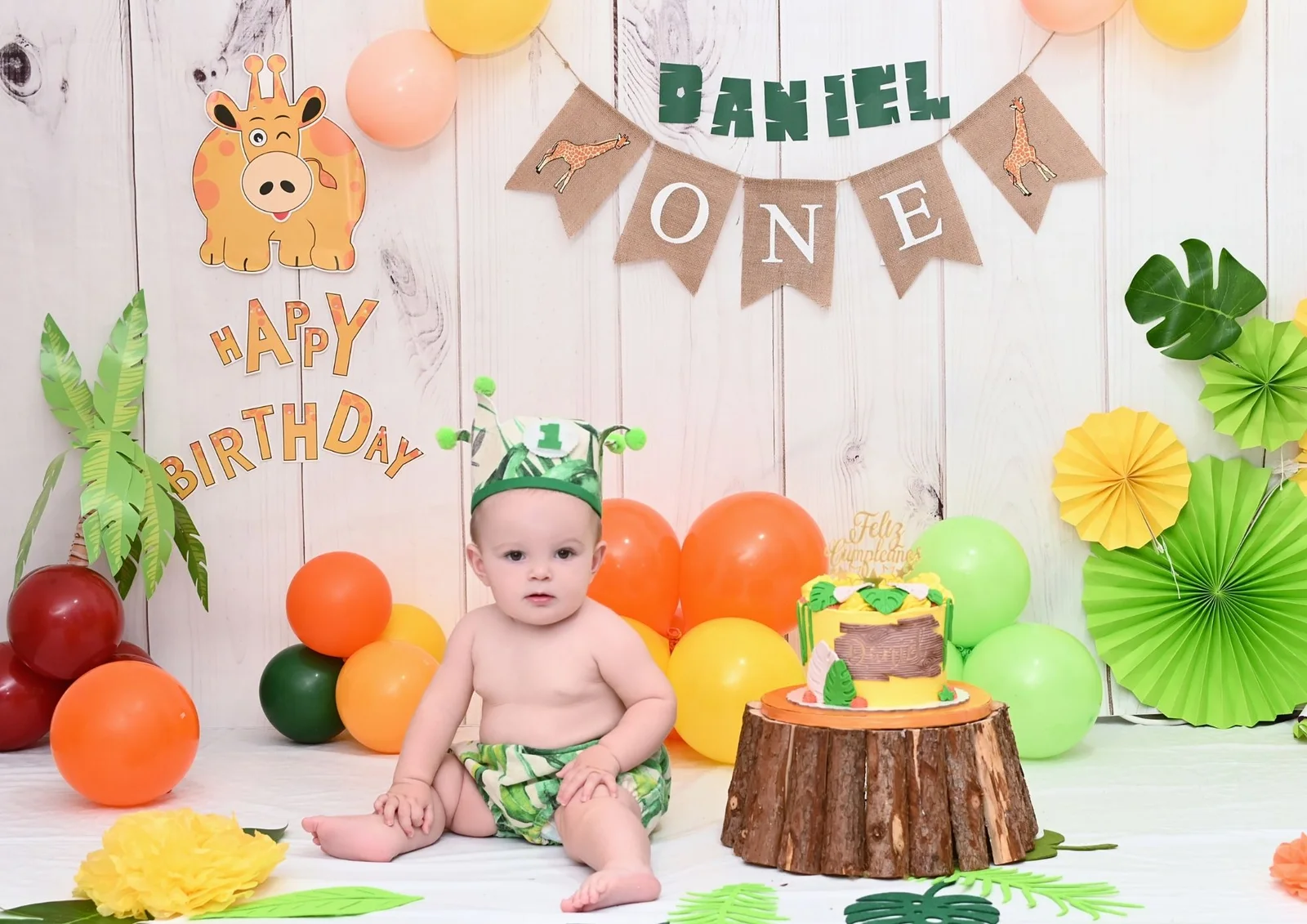 Decorado de cumpleaños infantil con animales y globos para sesión Smash Cake