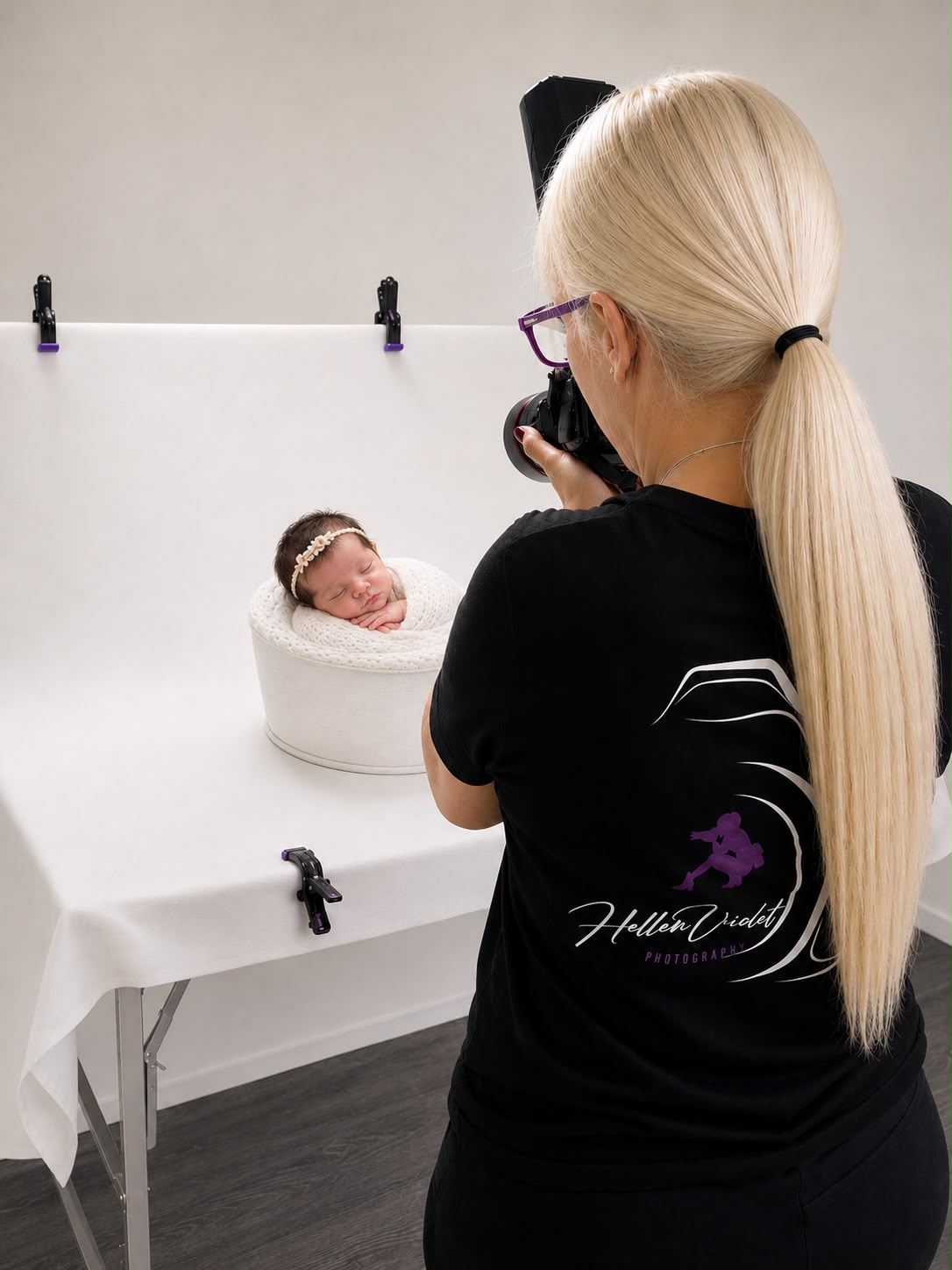 Hellen fotografiando a un recién nacido durante una sesión newborn en su estudio de Madrid