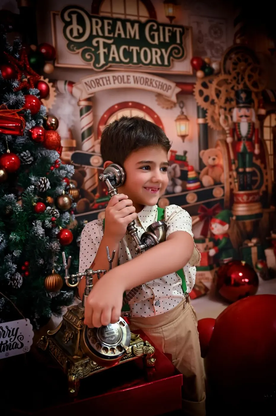 Niño atendiendo el teléfono en el decorado del taller de los elfos