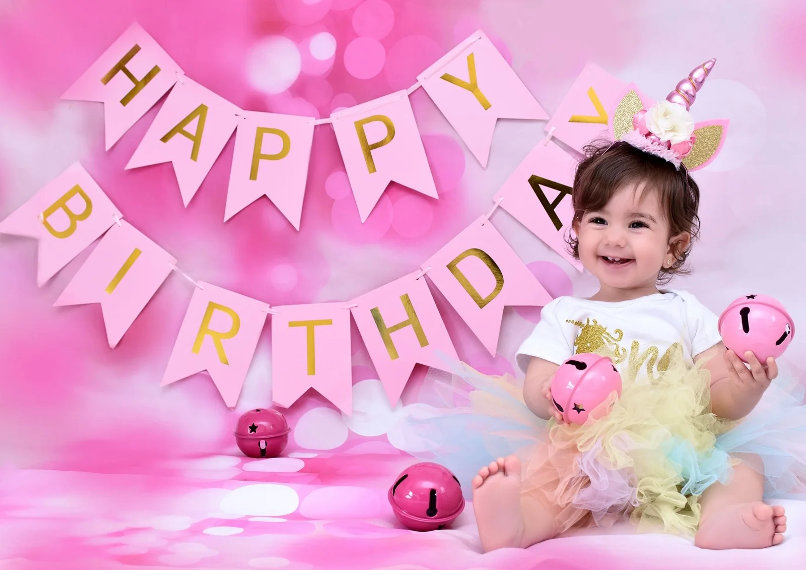 Sesión de fotos de primer cumpleaños en un decorado rosa en Fuenlabrada