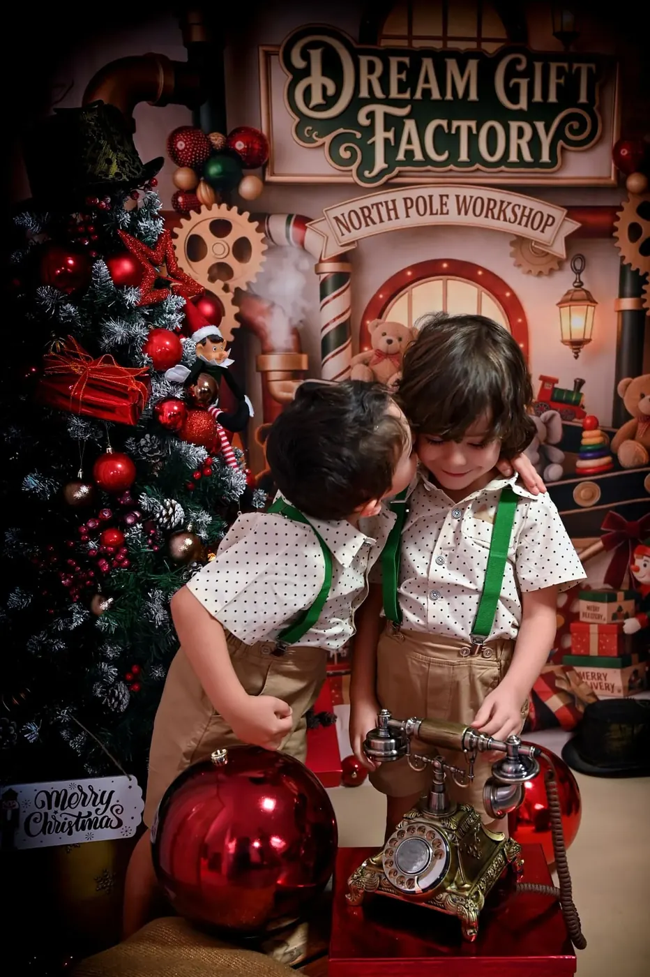 Dos hermanos mirando hacia abajo, junto al teléfono del taller de los elfos de Hellen Violet