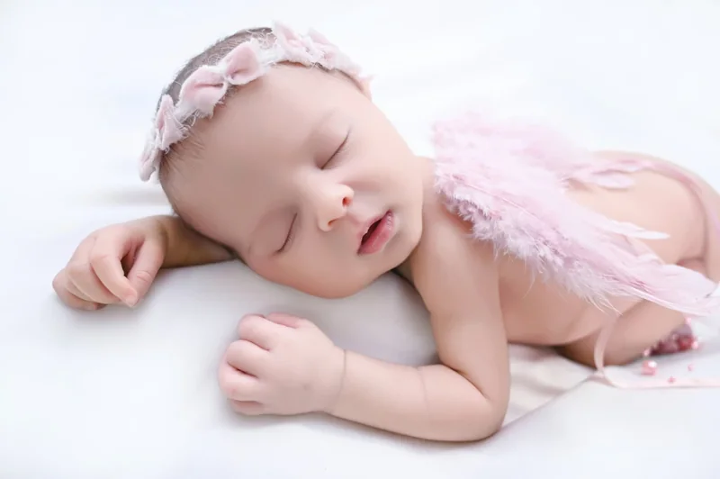 Recién nacida dormida durante una sesión de fotografía newborn en Fuenlabrada, Madrid
