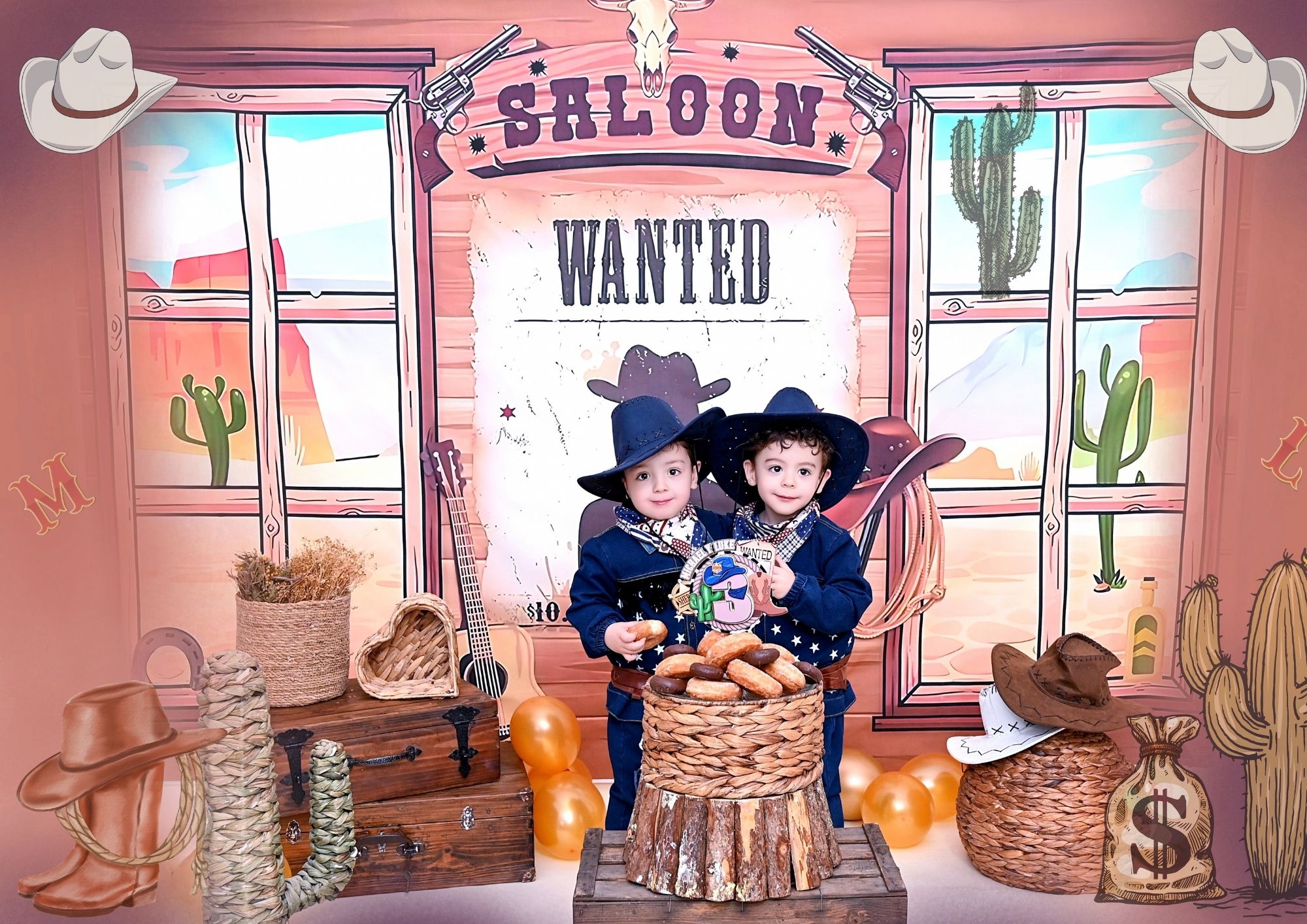 Dos hermanos vestidos de vaqueros celebrando su tercer cumpleaños en el estudio