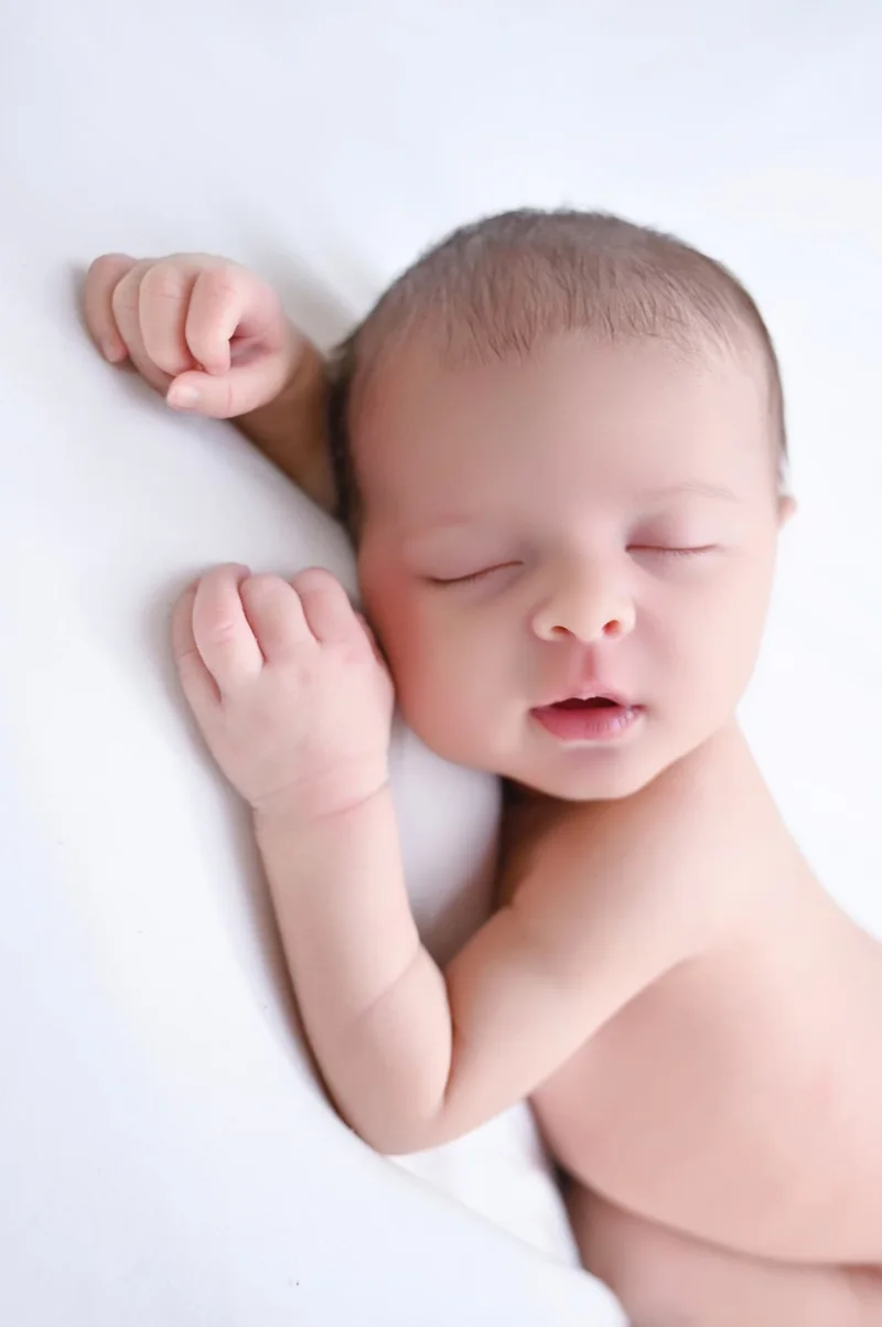 Bebé recién nacido dormido durante una sesión newborn de Hellen Violet en Fuenlabrada