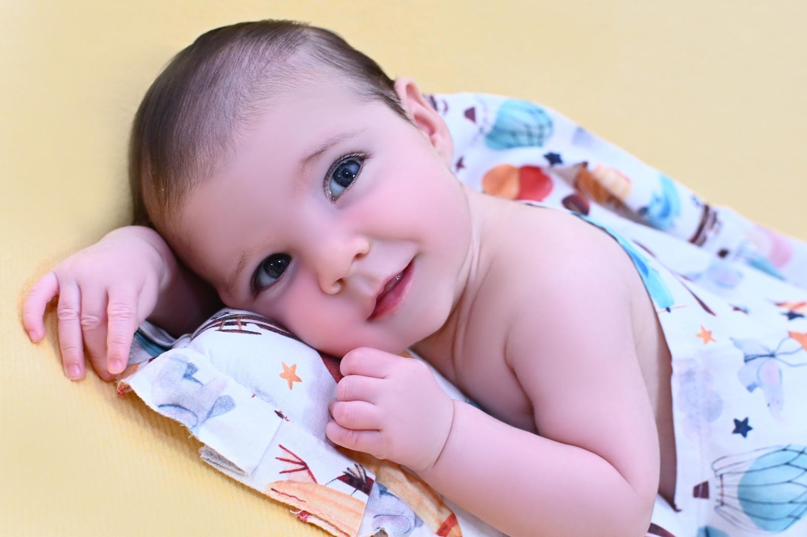 Bebé recién nacido despierto mirando a cámara durante su sesión newborn en Madrid