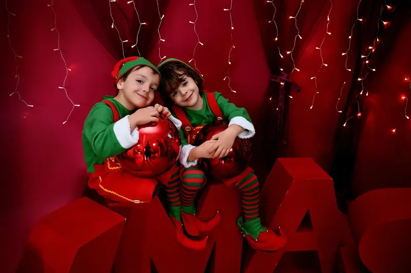 Dos niños vestidos de elfos en el decorado de la sesión de fotos de Navidad 2026 en Fuenlabrada